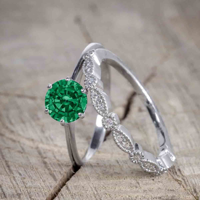 Unique 1.50 Carat Round cut Emerald and Diamond Trio Wedding Ring Set in White Gold for Her