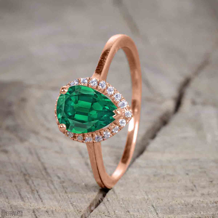 Unique antique 2.50 Carat Pear cut Emerald and Diamond Trio Wedding Ring Set for Women in Rose Gold