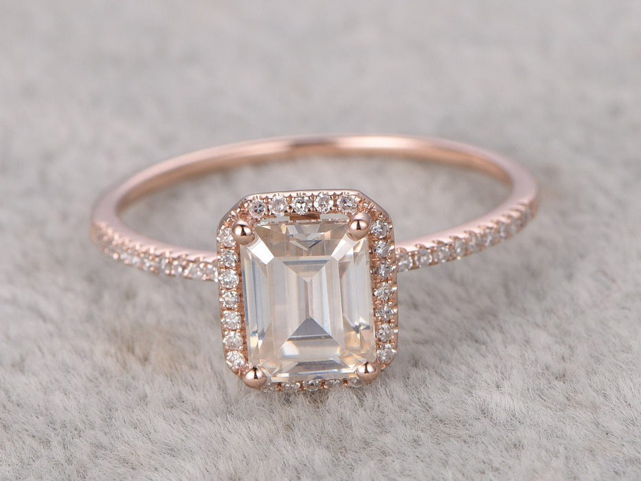 Antique Art Deco 1.50 Carat Emerald Cut Moissanite and Diamond Engagement Ring for Women in White Gold