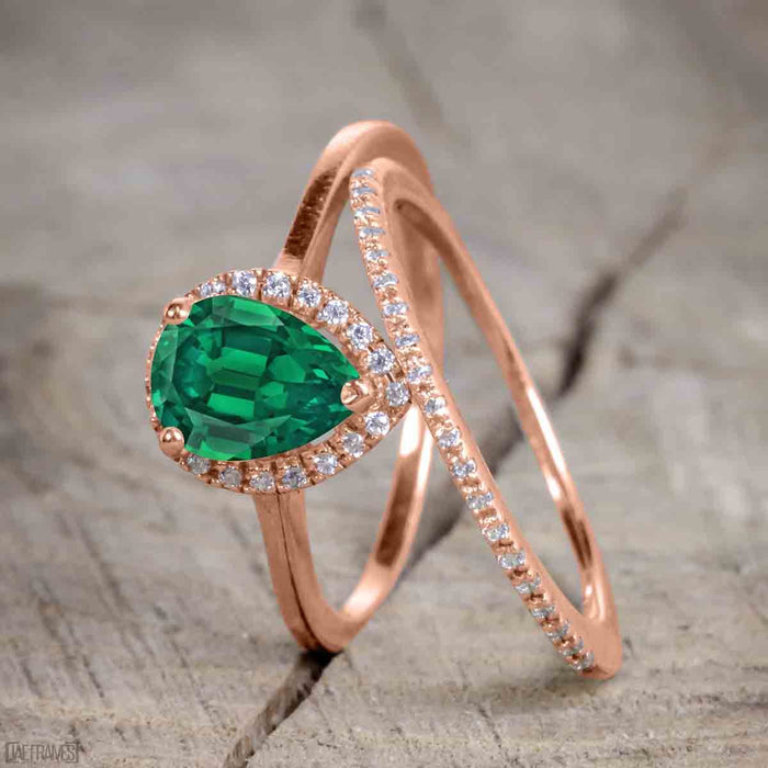 Unique antique 2.50 Carat Pear cut Emerald and Diamond Trio Wedding Ring Set for Women in Rose Gold