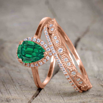 Bestselling 2.50 Carat Pear cut Trio Wedding Ring Set with Emerald and Diamond on Rose Gold for Her