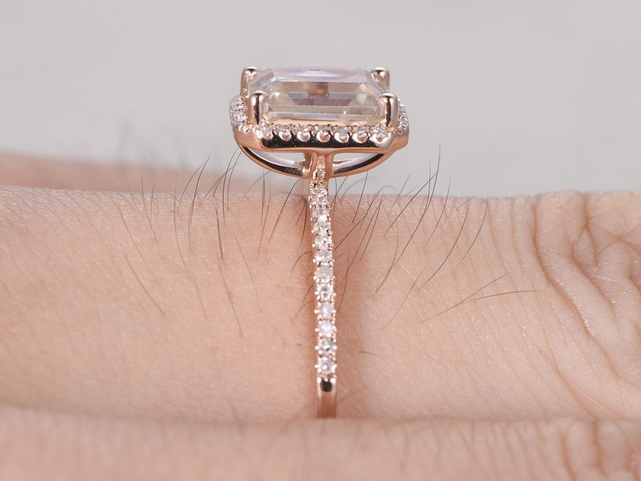 Antique Art Deco 1.50 Carat Emerald Cut Moissanite and Diamond Engagement Ring for Women in White Gold